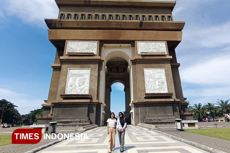 Simpang Lima Gumul: Kediri’s Majestic Gateway to Culture and Leisure