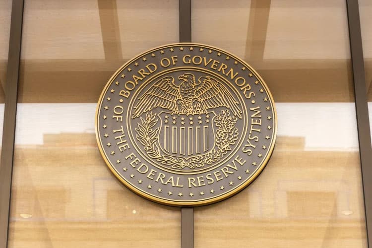 Wall Street Ditutup Melemah, Ketidakpastian Kepemimpinan The Fed Tekan Pasar